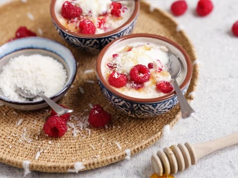 Haferbrei mit Haferkleie und Kokos und Honig